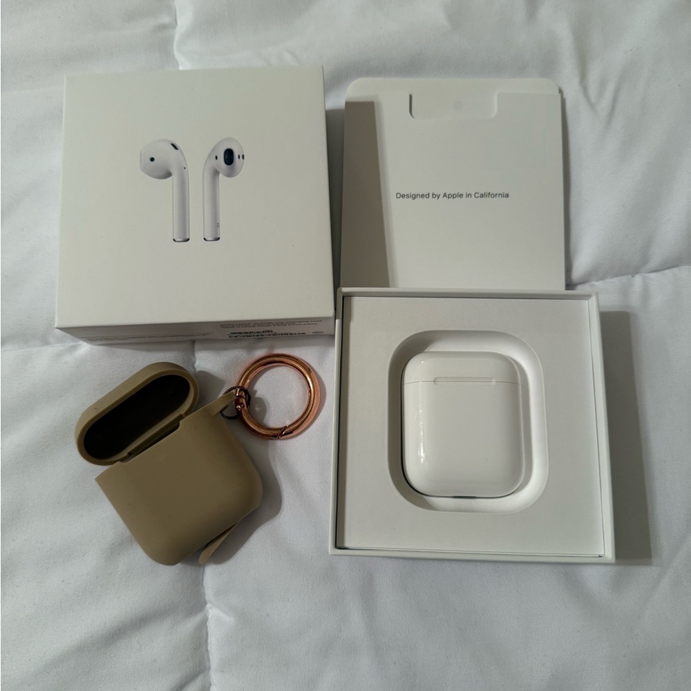 Apple AirPods with Wireless Charging Case